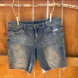 Vera Wang light wash jean shorts